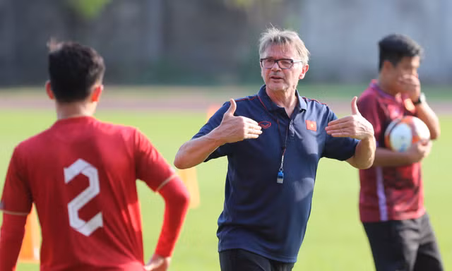 U22 Việt Nam trở lại sân tập, HLV Troussier liên tục thúc học trò cố gắng