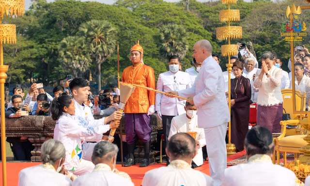 Quốc vương Norodom Shihamoni châm lửa vào ngọn đuốc SEA Games 32