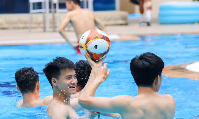 Cầu thủ U22 Việt Nam thư giãn ở bể bơi sau trận thắng Singapore 