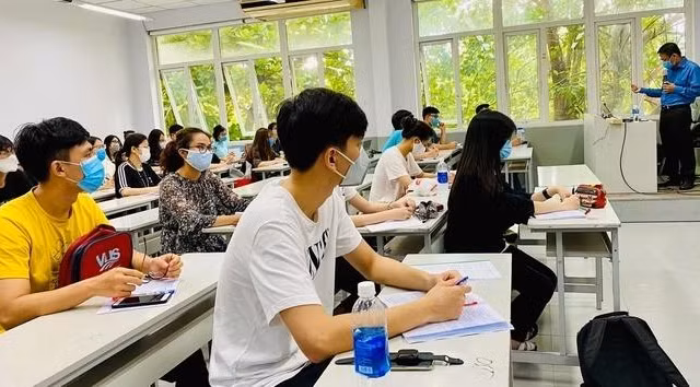 Nhiều trường đại học thông báo tạm dừng dạy học trực tiếp khiến sinh viên rơi vào thế khó