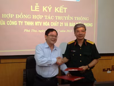 Báo Tiền Phong và Nhà máy Z121 ký hợp tác truyền thông