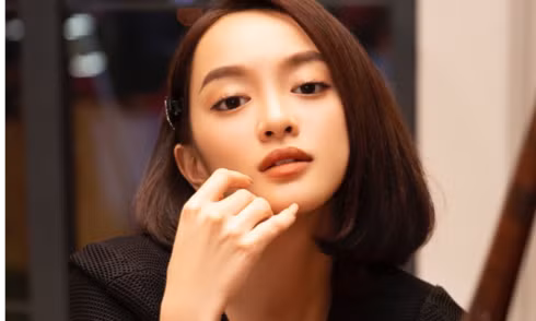 Kaity Nguyễn khoe nhan sắc mặn mà trước ngày khởi quay “Gái già lắm chiêu V” tại Huế