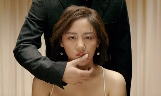 Văn Mai Hương bật khóc, ôm chặt người đàn ông bí ẩn trong teaser MV “Đốt”