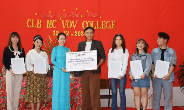 MC Thanh Thảo Hugo hội ngộ MC Minh Phúc tại trường xưa, trao học bổng cho các bạn MC trẻ