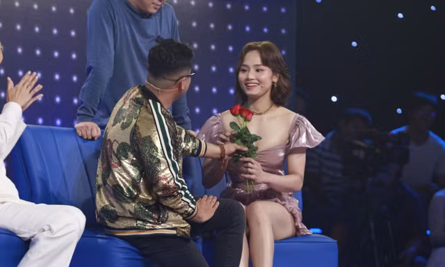 Miu Lê “tức cái lồng ngực” khi Lou Hoàng “quăng miếng rớt” ở “Giọng Ải Giọng Ai“