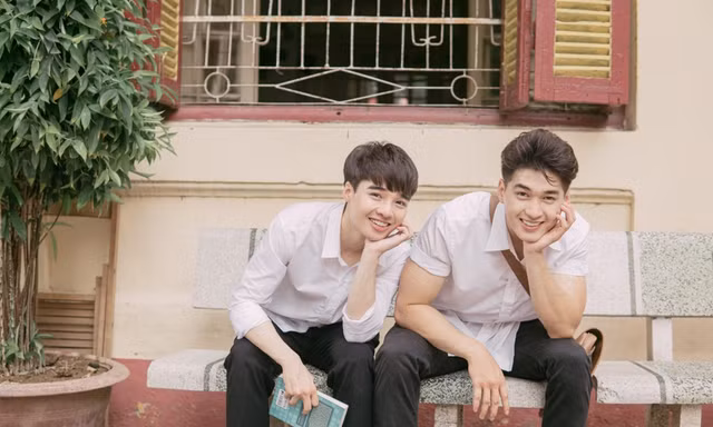 Danh tính bộ đôi mỹ nam đang khiến dân tình “liêu xiêu” trong MV mới của Trung Quân