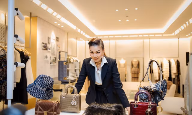 Thanh Hằng diện set đồ tiền tỷ, xuất hiện với thần thái “tổng tài” khiến fan mê mẩn