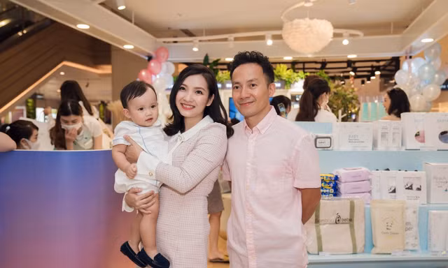 Lần hiếm hoi “ông bố bỉm sữa” Tiến Đạt khoe con trai kháu khỉnh tại sự kiện
