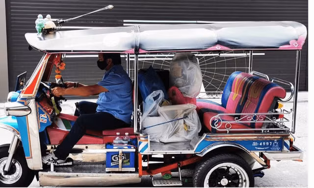 Tài xế Tuk Tuk tại Thái Lan “chuyển nghề” giao hàng tận nơi do không có khách