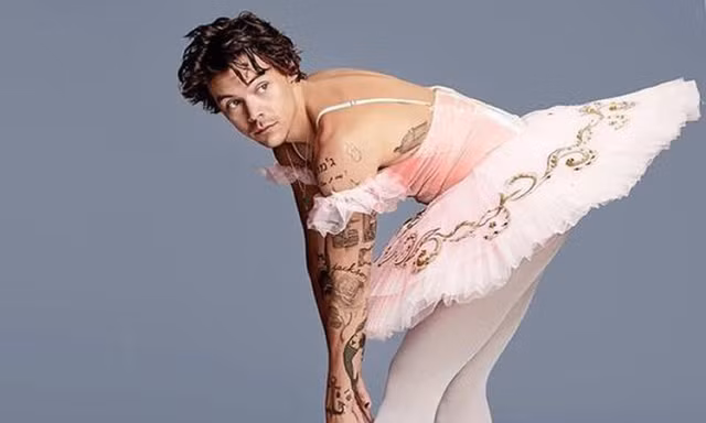 Harry Styles tiếp tục gây sốc với hình ảnh nữ tính