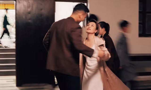 Uyên Linh chấp nhận “giấu mặt” nam chính để tôn được giọng hát của Vũ. trong MV mới