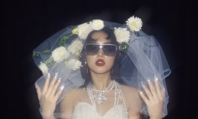 Châu Bùi xuất hiện lạ lẫm với trang phục jumpsuit đầy ma mị trong MV của JUUN D