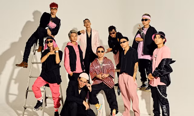 Binz tung bộ ảnh với 9 chiến binh tại “Rap Việt”, toàn đội nổi bật với concept đen-hồng