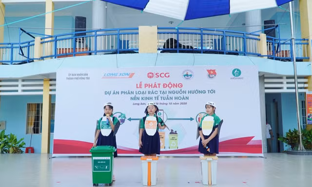 Các bạn học sinh trường tiểu học Long Sơn 2 phân loại rác tại nguồn để tái chế