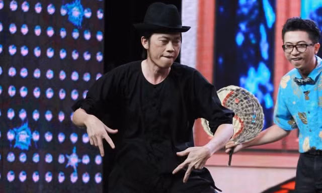 Cười 'té ghế' xem Hoài Linh đọc rap 'Chim trắng mồ côi'