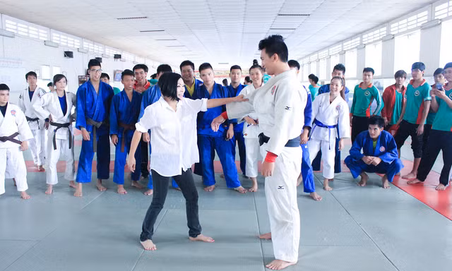 Trong vai trò đại sứ của đoàn thể thao Việt Nam tại Seagames 28, ca sĩ Phương Thanh đã tới thăm hỏi các vận động viên chuẩn bị lên đường sang Singapore tham dự Seagames 28. 