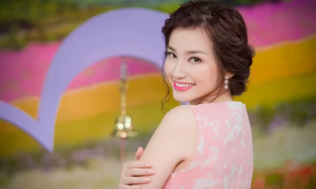 Trúc Diễm rạng rỡ 'tái xuất' sau tuần trăng mật