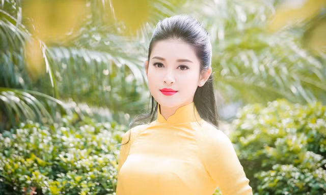 Á hậu Huyền My rạng rỡ áo dài vàng ghi hình Tết