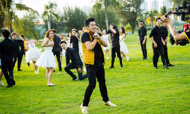 Trọng Hiếu nhảy flashmob trong MV mới.