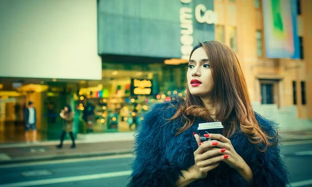 Hương Giang Idol hóa quý cô sành điệu giữa châu Âu