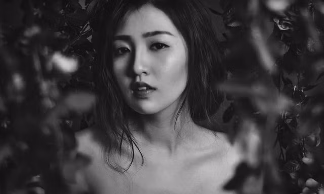 Á hậu Tú Anh khoe vai trần cuốn hút trong loạt ảnh đen trắng mới thực hiện.