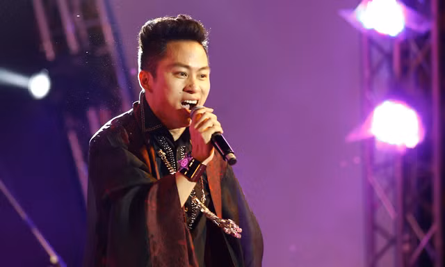 Tùng Dương 'lên đồng' cùng Trần Mạnh Tuấn ở Thái Lan