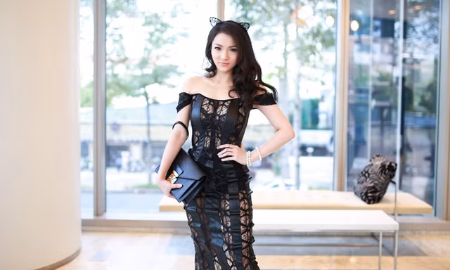 Thủy Top gây sốc khi lộ nội y táo bạo đi dự họp báo