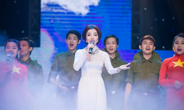 Phạm Thu Hà áo dài trắng muốt hát nhạc cách mạng