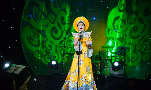 Anh Thơ mặc áo dài lên đến cả tỷ đồng trong liveshow cá nhân đầu tiên.