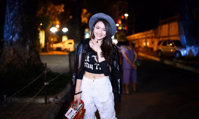 Thủy Top mặc crop-top, khoe eo thon gọn