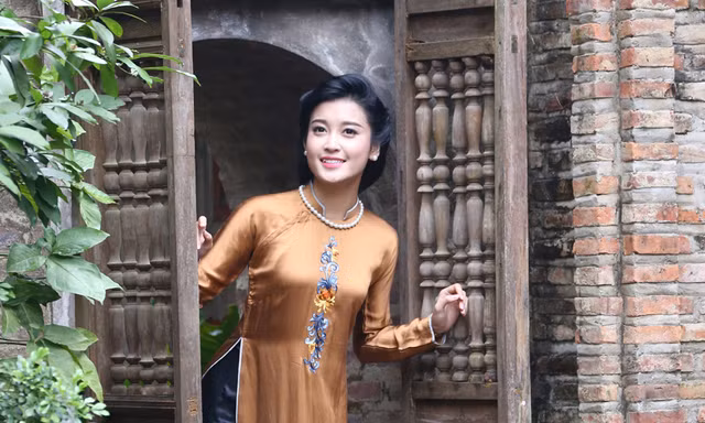 Á hậu Huyền My đẹp nền nã với áo dài du xuân