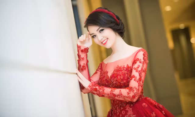 Á hậu Thụy Vân diện váy đỏ rực, duyên dáng làm MC