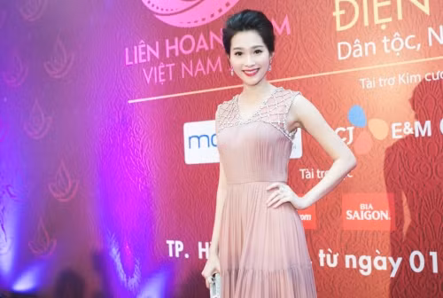 Hoa hậu Thu Thảo lộng lẫy váy hồng trên thảm đỏ Liên hoan phim