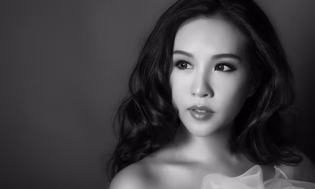 Khuôn mặt đẹp, đôi mắt sâu hút hồn và thần thái đầy bí ẩn là những điểm nổi bật nhất trong bộ ảnh trắng đen mà hoa hậu Thu Hoài vừa thực hiện.