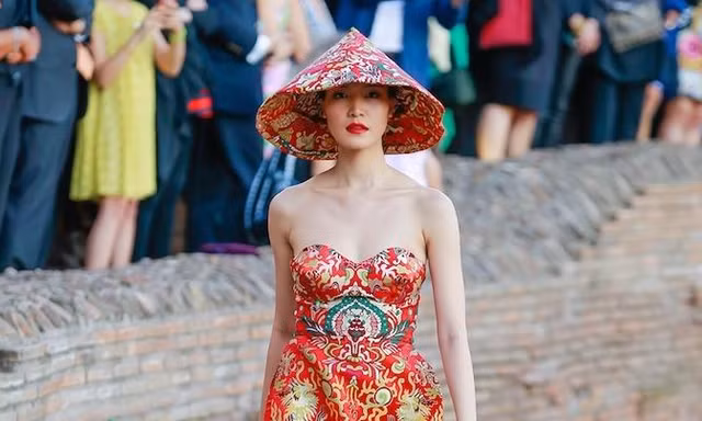 Hoa hậu Thùy Dung kiêu sa diễn thời trang tại Ý