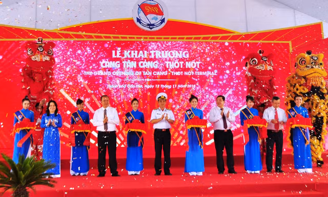 Lãnh đạo cắt băng.
