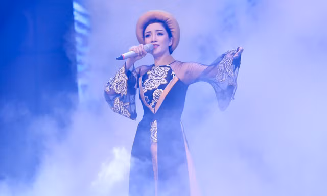 Phạm Thu Hà 'ma mị' với áo dài hát 'Hồ trên núi'