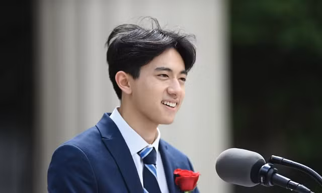 Từ clip phát biểu đến in-tư gây sốt mạng xã hội, trai đẹp Nate Liang là ai?