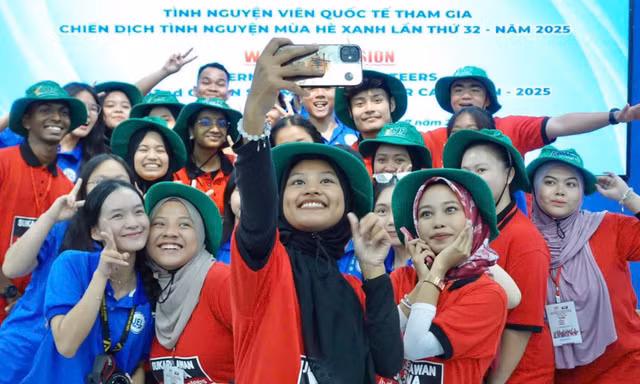 Chào mừng đoàn sinh viên quốc tế đến TP.HCM tham gia chiến dịch Mùa Hè Xanh 2025