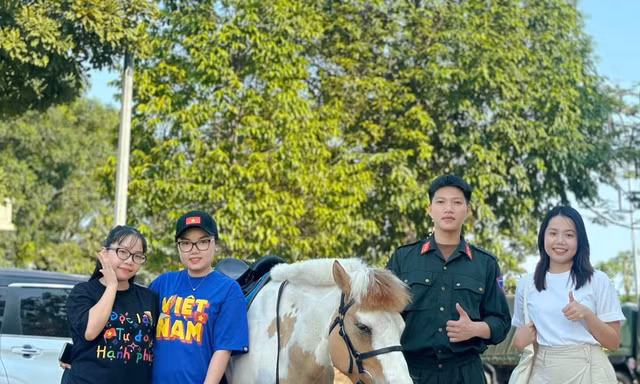 Nhân tố đáng yêu trong đội hình diễu binh: Chú ngựa "Út Ngáo" ai thấy cũng cưng