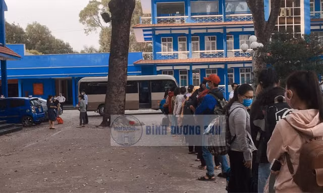 Hàng trăm sinh viên ĐH Thủ Dầu Một trở lại trường từ sáng sớm, đón Tết trong khu cách ly