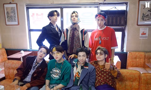 Billboard Hot 100: “Dynamite” (BTS) “trượt… ngược” 39 bậc, phá kỷ lục của “Gangnam Style” 