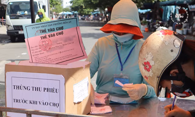 Nhiều sinh viên trọ học đã 1 tuần chưa thể đi chợ mua thức ăn vì không được phát phiếu