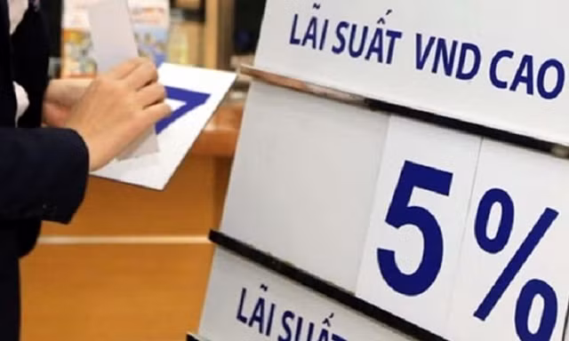 Một ngân hàng lớn giảm lãi suất tiết kiệm thấp kỷ lục