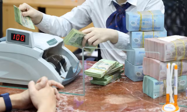 Lãi suất tiết kiệm đồng loạt tăng, có ngân hàng 1 tháng tăng 2-3 lần