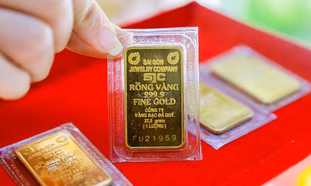 Có nên mua vàng để chờ 'hốt bạc'?