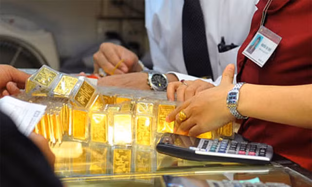 Cú ‘quay xe’ đột ngột của giá vàng và bài học lỗ kép chưa bao giờ cũ