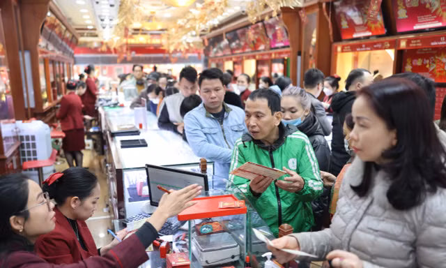 'Khác lạ' ngày vía Thần tài: Bán 2 cây vàng, mua vào 1 chỉ 