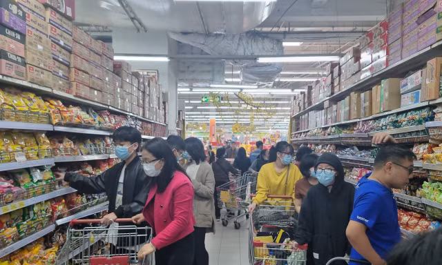 Siêu thị, đại lý Hà Nội đông nhưng sức mua yếu