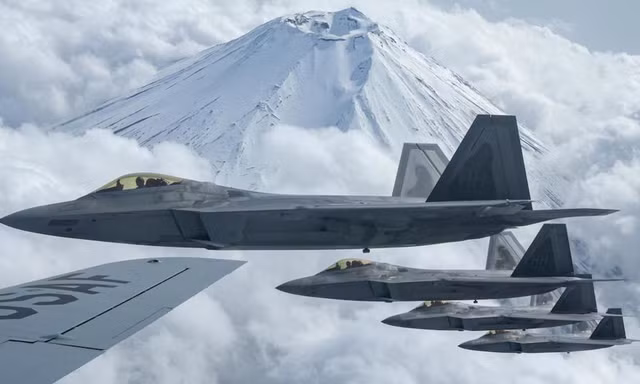 Bốn chiếc F-22 Raptors từ Phi đội máy bay chiến đấu số 199 bay cùng với một chiếc KC-135 Stratotanker của Không quân Mỹ từ Phi đội tiếp nhiên liệu số 909 trong cuộc huấn luyện máy bay chiến đấu thế hệ thứ năm gần Núi Phú Sĩ, Nhật Bản, vào ngày 1 tháng 4 năm 2021. ẢNH Không quân Mỷ